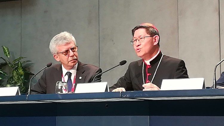 Cardenal Luis Tagle presidente de Caritas Internationalis y Michel Roy secretario general 