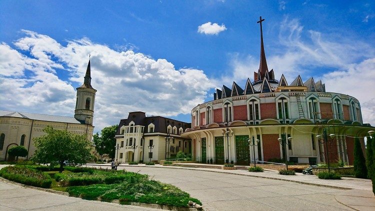 Viaje a Rumania: el Papa visita la Catedral Santa María Virgen Reina de Iaşi