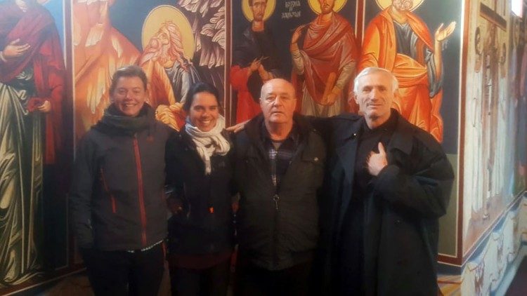 크리스마스 이브, 카미유와 기유메트를 환대해준 정교회 신부님과 함께. 세르비아의 사마일라에서. 