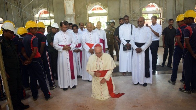 ĐHY Fernando Filoni cùng với các linh mục Sri Lanka