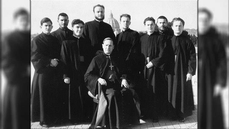 Mons. Hossu con il collegio romeno in visita a Roma