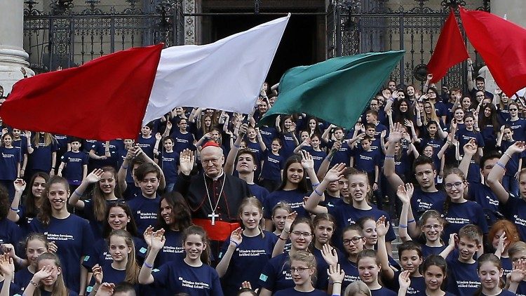 匈牙利布达佩斯主教座堂前参加国际圣体大会的各地代表