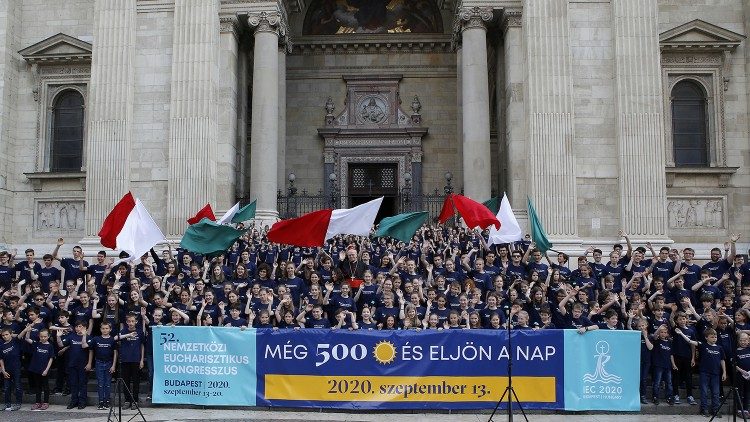 Flashmob para o Congresso Eucarístico Internacional de 2020, em frente à Basílica de Santo Estêvão, Budapeste, Hungria