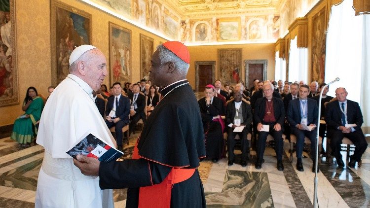 Papež Frančišek in kardinal Turkson, prefekt Dikasterija za služenje celostnemu človeškemu razvoju.