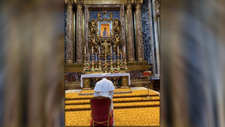 Papa em oração na véspera de sua viagem à Romênia