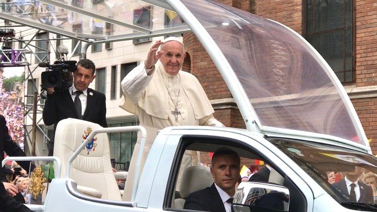 Papa, gjatë liturgjisë hyjnore në Blaj