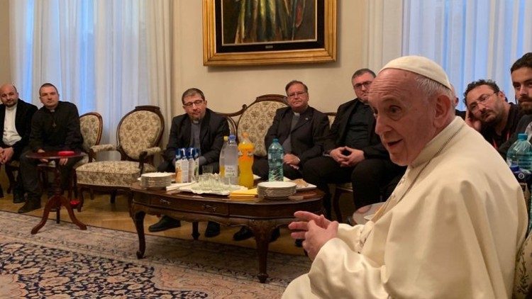 Papež med srečanjem z jezuiti v Romuniji