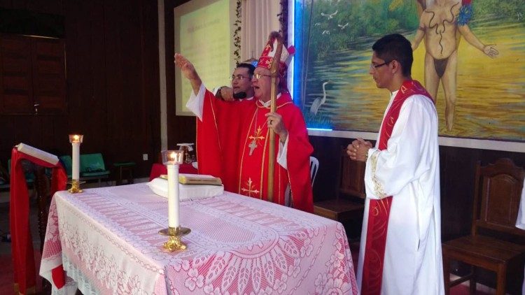 Eпископът на Сао Габриел да Качоейра, Едсън Дамян, по време на литургия в Яномами 