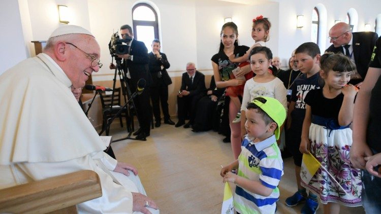 Papa incontra comunità rom a Blaj