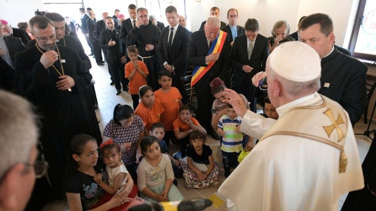 Le Pape François lors de sa rencontre avec la communauté rom de Blah, le 2 juin 2019