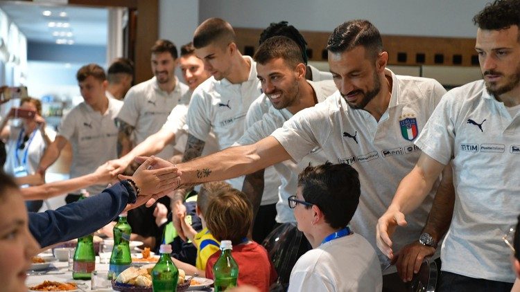 Włoscy piłkarze na obiedzie z pacjentami watykańskiego szpitala