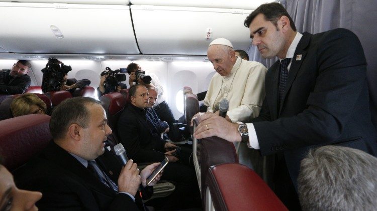 2019.06.03 Cristian Micaci si rivolge al Papa sul aereo verso Roma dalla RomaniaPOPE-ROMANIA-PLANE