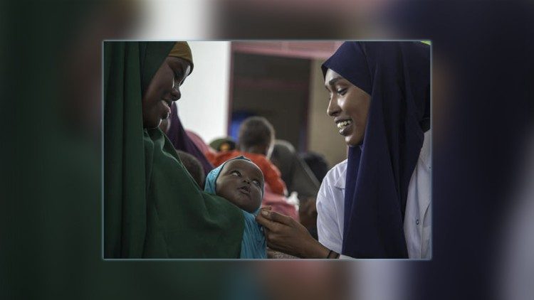Mamma somala assistita nel Centro sanitario Shibis a Mogadiscio