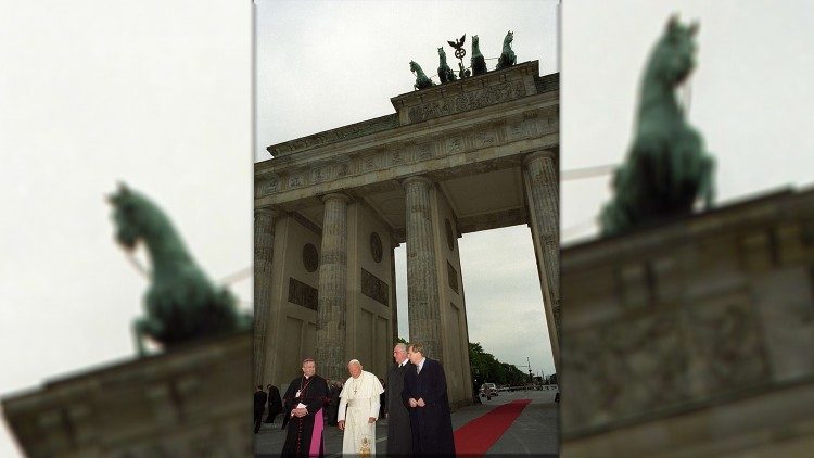 Johannes Paul II. und Helmuth Kohl in Berlin im Juni 1996