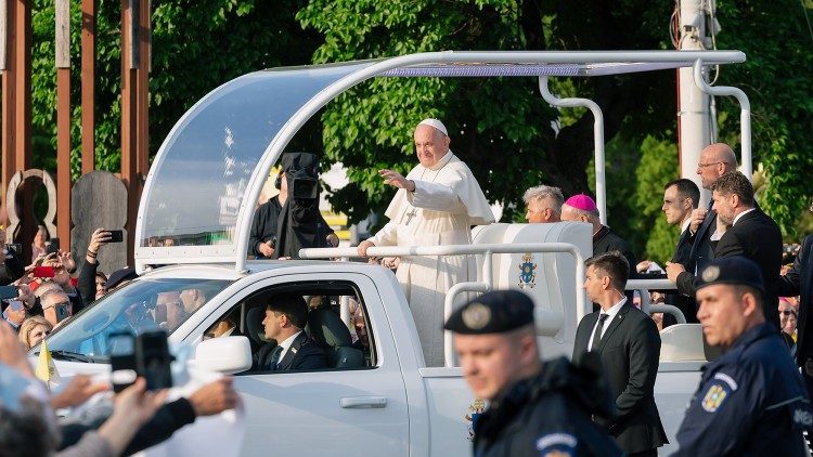 Papa Francisc în mijlocul pelerinilor la Iași