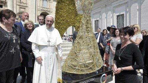 Papst segnet Tiroler Engelsskulptur für Menschen mit Behinderung