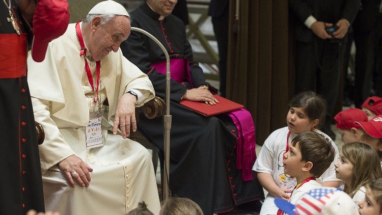 O Papa ao escutar as crianças em 2015