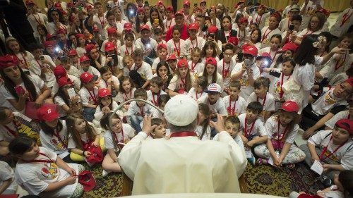 400 crianças pegam trem e navio para ver o Papa no Vaticano