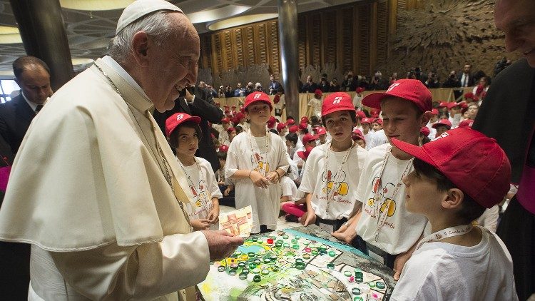 As crianças levam ao Papa trabalhos produzidos em sala de aula