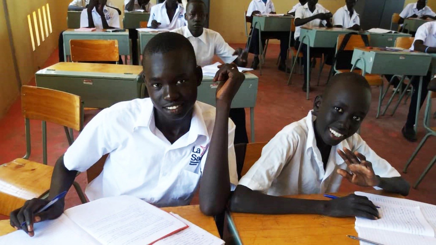 Meninos africanos estudam educação on-linecrianças assistindo