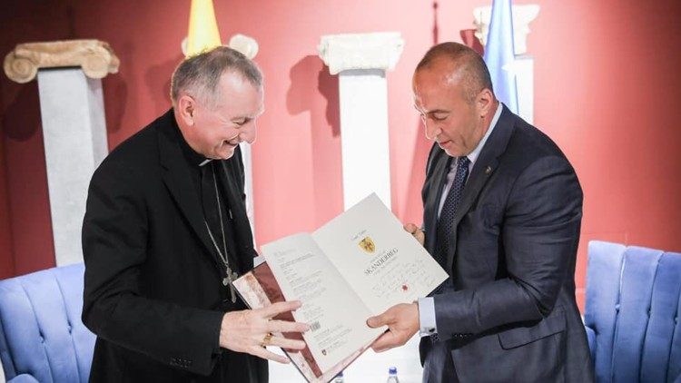 Cardeal Parolin com primeiro-kinistro do Kosovo Ramush Haradinaj