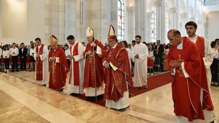  Kardinalin Parolin gjate kremtimit te Sakramentit te Krezmimit te rinjve ne Kon-katedralen Nene Tereza ne Prishtine 9 qershor 2019