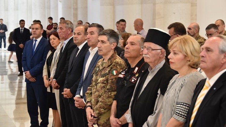 Autoridades kosovares na Catedral de Pristina