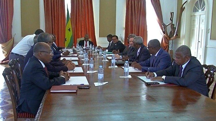 Primeiro Conselho de Estado, no Palácio do Povo, em São Tomé e Príncipe