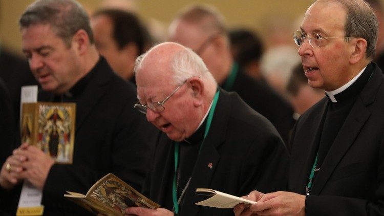 Католическите епископи на САЩ по време на молитва