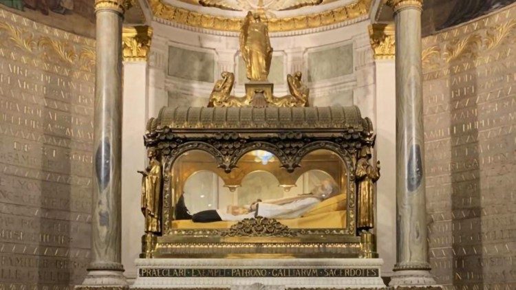 Corpo incorrupto de São João Maria Vianney no Santuário do Cura d'Ars em Ars, França