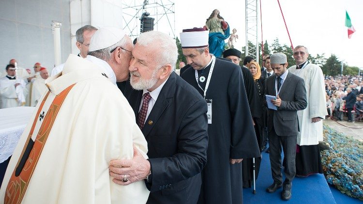 Nekadašnji reis-ul-ulema Islamske zajednice u BiH Mustafa Cerić s papom Franjom u Redipugliji, 2014. 