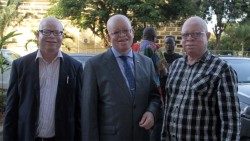 Da esquerda para direira  Dr Domingos das Neves - Dr Celso Malavoloneke - Dr Guilherme Santos defensores da causa albina em AngolaAEM.jpg