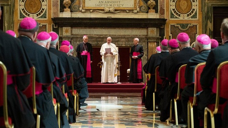 Papež Frančišek med srečanjem s papeškimi predstavniki