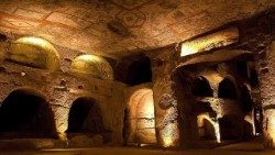 CATACOMBE_DI_S._GENNARO_VESIBOLO_SUPERIORE.jpg