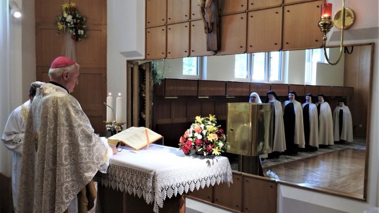 La santa messa al Carmelo Sora in occasione di 130 anni della presenza delle carmelitane in Slovenia presiedutta da mons Zore 1.jpg