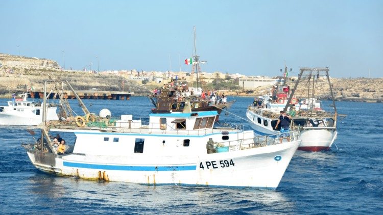 Des bateaux de pêche à Lampedusa, le 8 juillet 2013, lors de la venue du Pape François. 