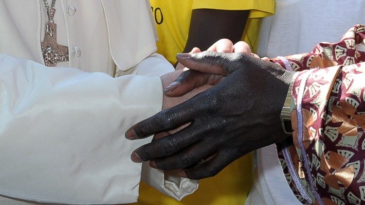 Visita pastoral a Lampedusa, el Papa Francisco se reúne con los migrantes. (Julio de 2013)