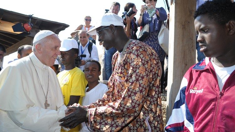 Påven möter flyktingar vid sitt apostoliska besök på ön Lampedusa 8 juli 2013