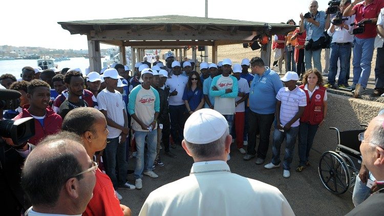 Papež Frančišek se je z migranti in begunci na Lampeduzi srečal 8. julija 2013