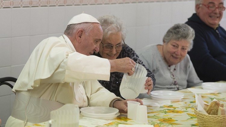Papa Francisc, la masă cu un grup de oameni nevoiași (arhivă).