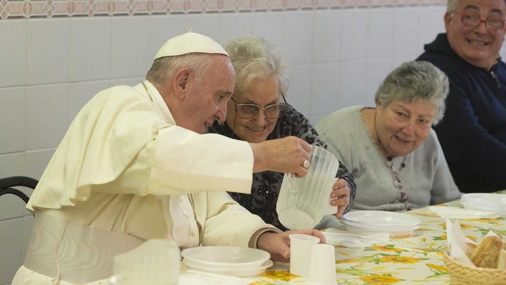 Papa Francesco a pranzo con i poveri nella mensa di San Francesco Poverino a Firenze nel 2015