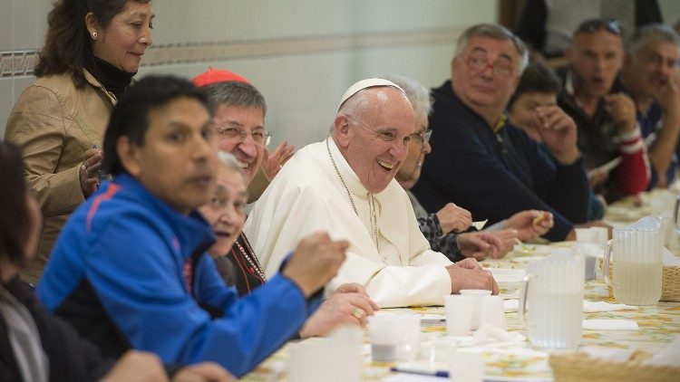 Papst Franziskus isst gemeinsam mit Bedürftigen (Archivbild aus dem Jahr 2015)