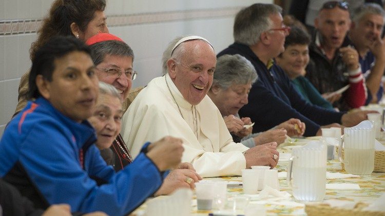 Le Pape François en visite pastorale à Florence en novembre 2015, ici lors d'un repas avec des personnes défavorisées. 