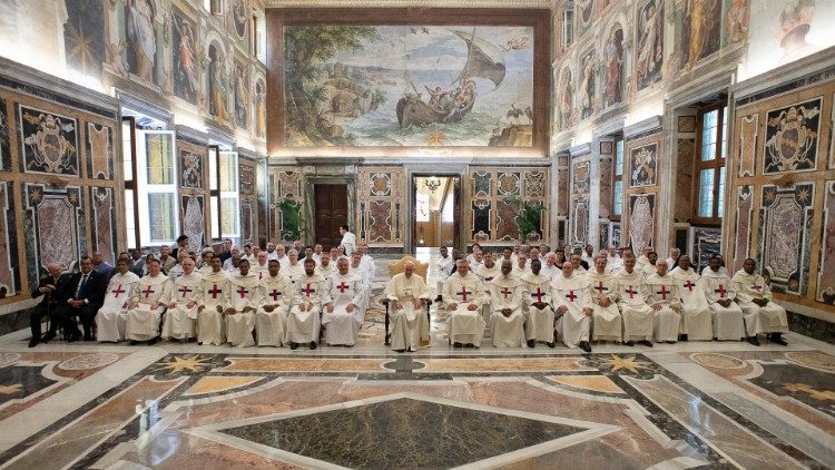 البابا فرنسيس مستقبلاً المشاركين في مجمع عام رهبنة الثالوث الأقدس 15 حزيران يونيو 2019