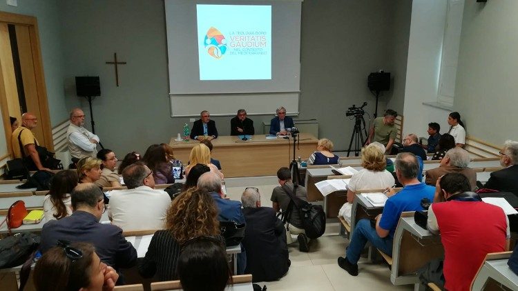 La conferenza stampa di presentazione della visita del Papa: con il cardinale Crescenzio Sepe e il decano Pino Di Luccio 