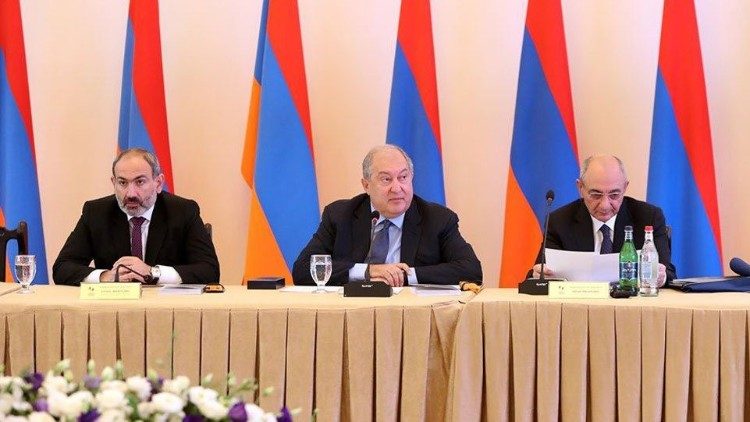  Ներկայ եղած են Հայաստանի վարչապետ Նիկոլ Փաշինեանն ու Արցախի Հանրապետութեան նախագահ Բակօ Սահակեանը: