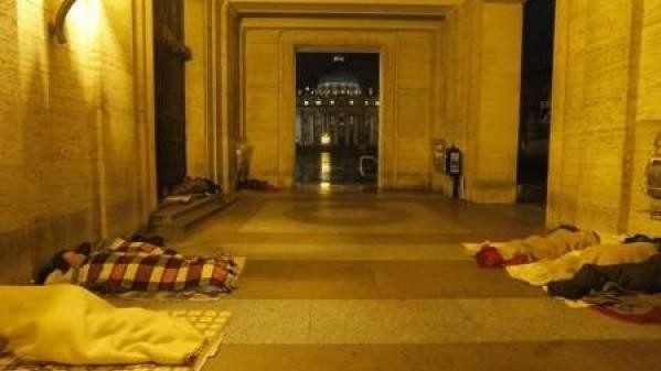Бездомни нощуват пред входа на базиликата "Свети Петър" в Рим