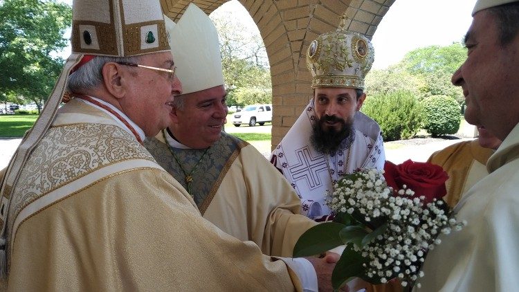 Le cardinal Sandri rencontre l'archevêque métropolitain de Philadelphie des Ukrainiens, lors du 50e anniversaire de l'Eparchie gréco-catholique, aux États-Unis, le 22 juin 2019. (Vatican Media)