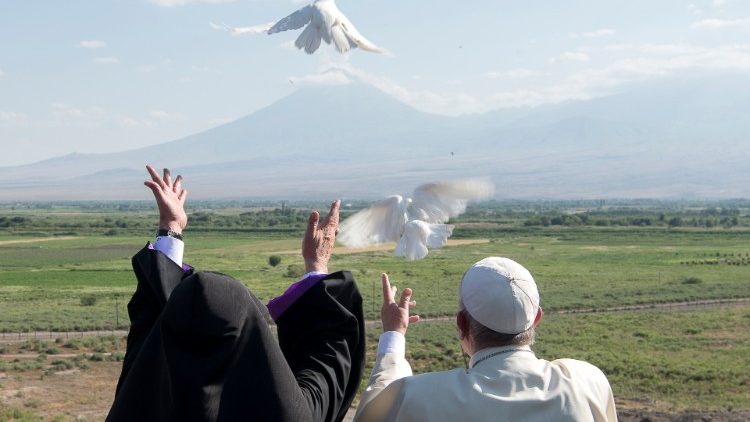 Папа во время визита в Армению в июне 2019 года