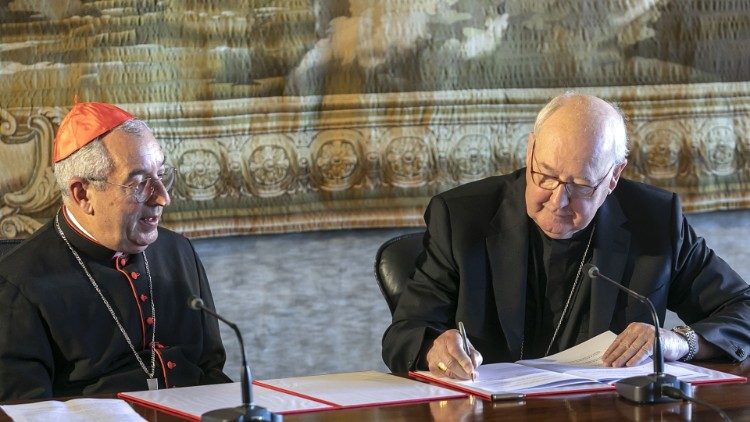 Kardinal Angelo De Donatis i kardinal Kevin Joseph Farrell potpisuju sporazum